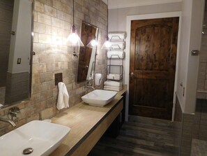 Hiustenkuivaaja, pyyhkeet, saippua, vessapaperi