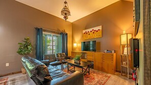 Smart TV, fireplace, stereo