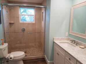 Douche, séchoir à cheveux, serviettes fournies, shampooing