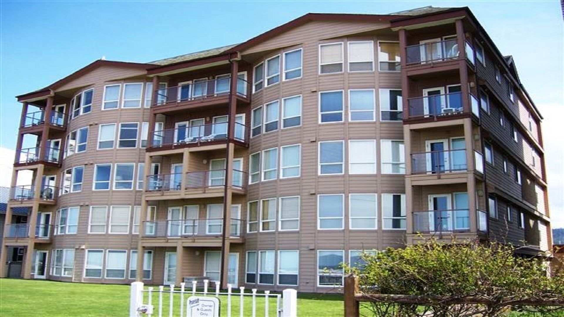 Oceanfront unobstructed view, close to town - perfect for families