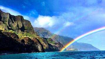 Vlak bij het strand, ligstoelen, strandlakens