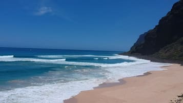 Una spiaggia nelle vicinanze, lettini da mare, teli da spiaggia