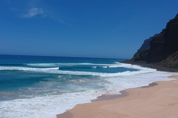 Ubicación cercana a la playa, tumbonas y toallas de playa