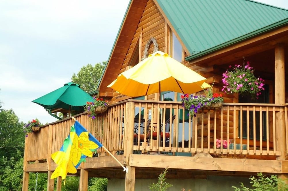 COOPER'S CABIN- A Peaceful Log Cabin With Mountain Views