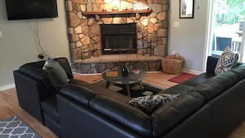 Smart-tv, pejs, dvd-afspiller, bordfodbold