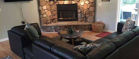 TV connectée, cheminée, lecteur de DVD, baby-foot