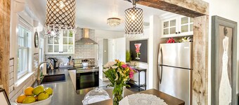 Lily Pad - #1 BEST LOCATION, STUNNING, ROMANTIC, FULL KITCHEN, OUTDOOR FIRE PIT 