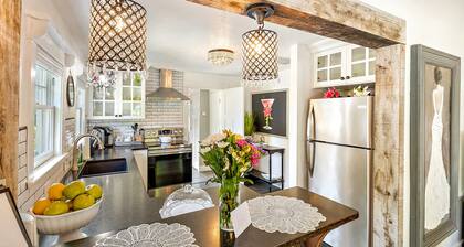 Lily Pad - #1 BEST LOCATION, STUNNING, ROMANTIC, FULL KITCHEN, OUTDOOR FIRE PIT