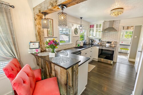 Lily Pad - #1 BEST LOCATION, STUNNING, ROMANTIC, FULL KITCHEN, OUTDOOR FIRE PIT 