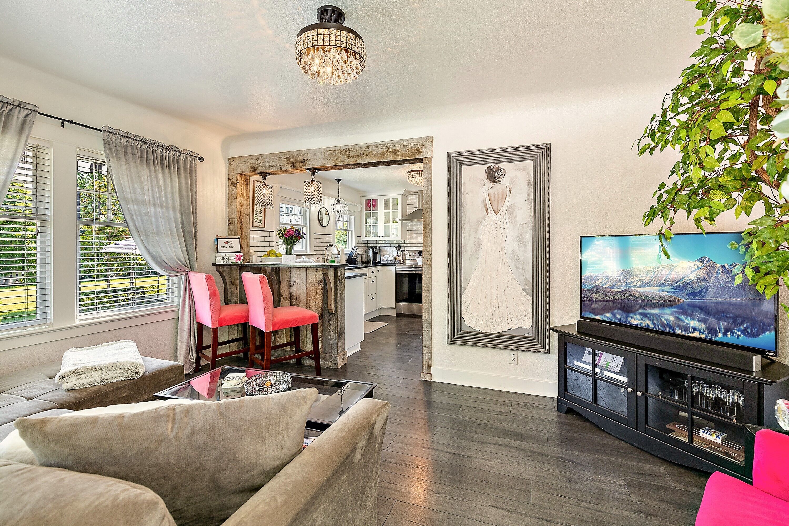 Lily Pad - #1 BEST LOCATION, STUNNING, ROMANTIC, FULL KITCHEN, OUTDOOR FIRE PIT 