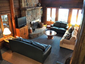 Smart TV, caminetto, lettore DVD, libri