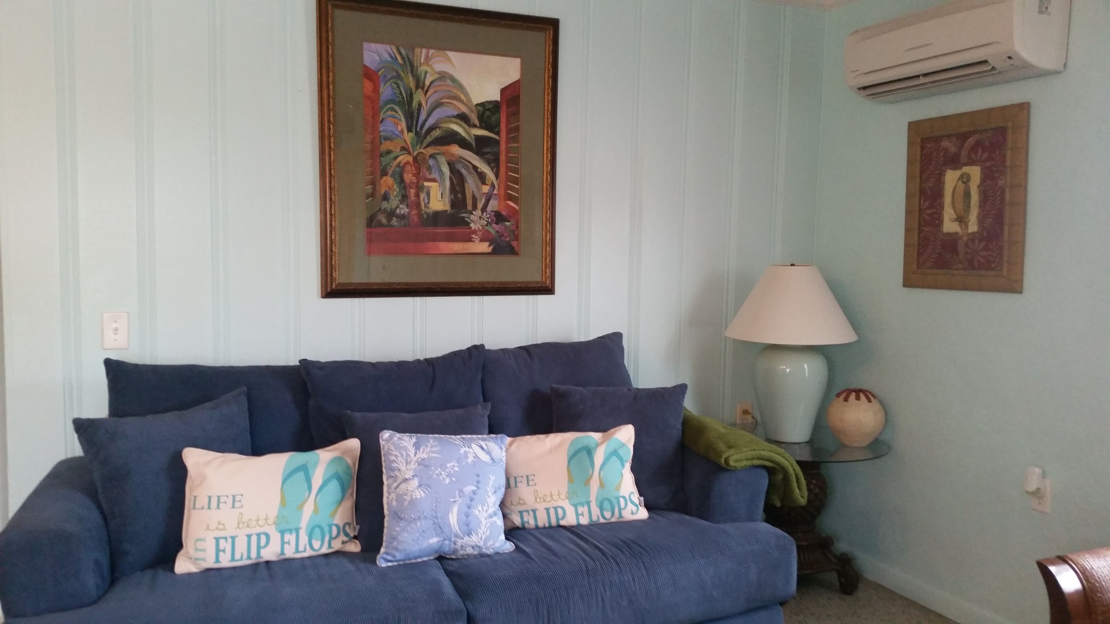 Charming 1 bedroom duplex located on the beautiful West End.