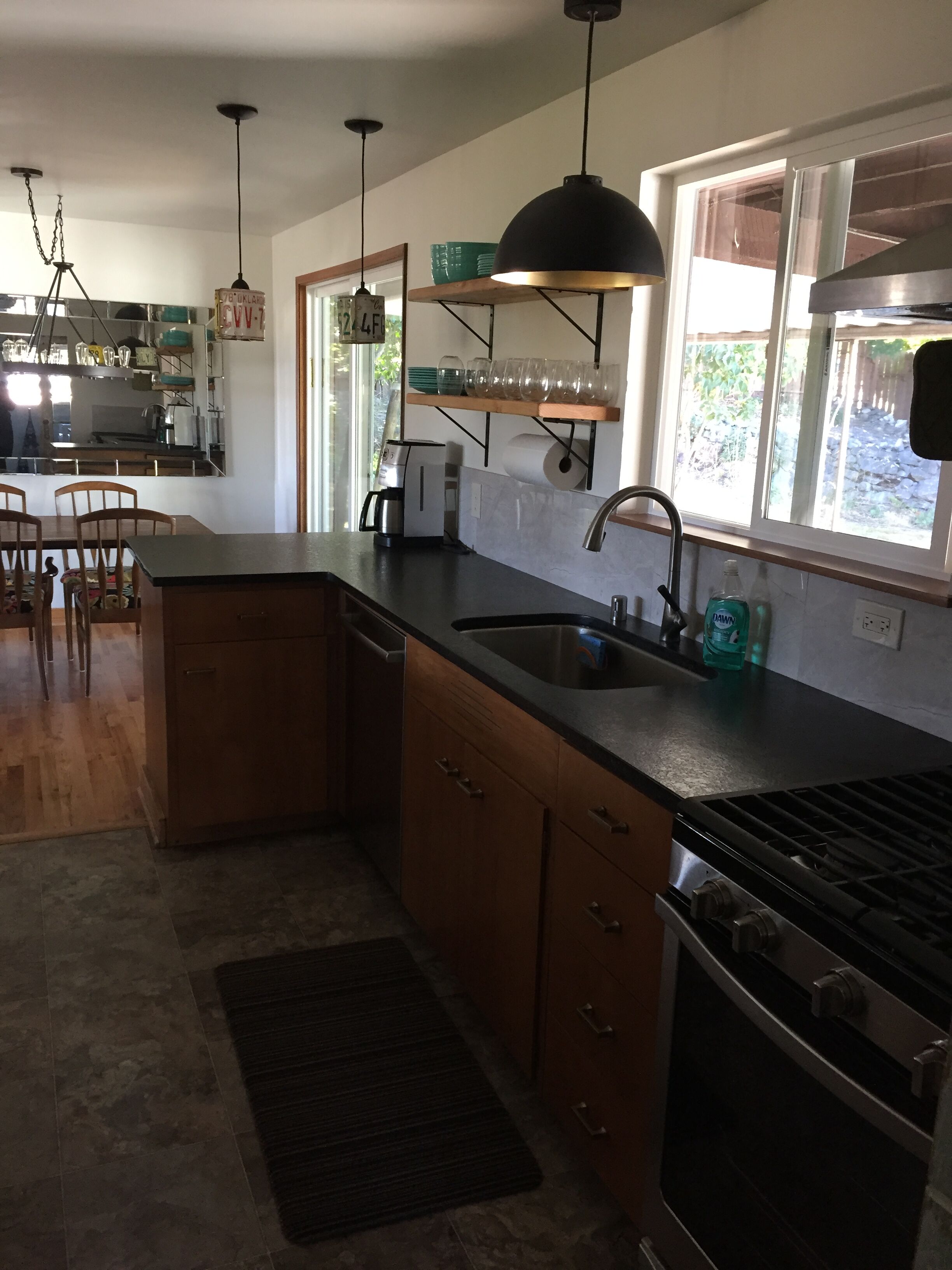 Cap Sante Modern Ranch 1/2 Block from Waterfront- Walk to Downtown- Water View