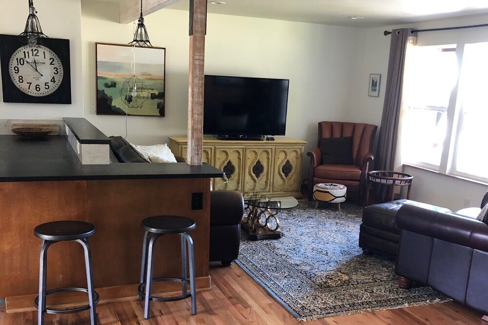 Cap Sante Modern Ranch 1/2 Block from Waterfront- Walk to Downtown- Water View