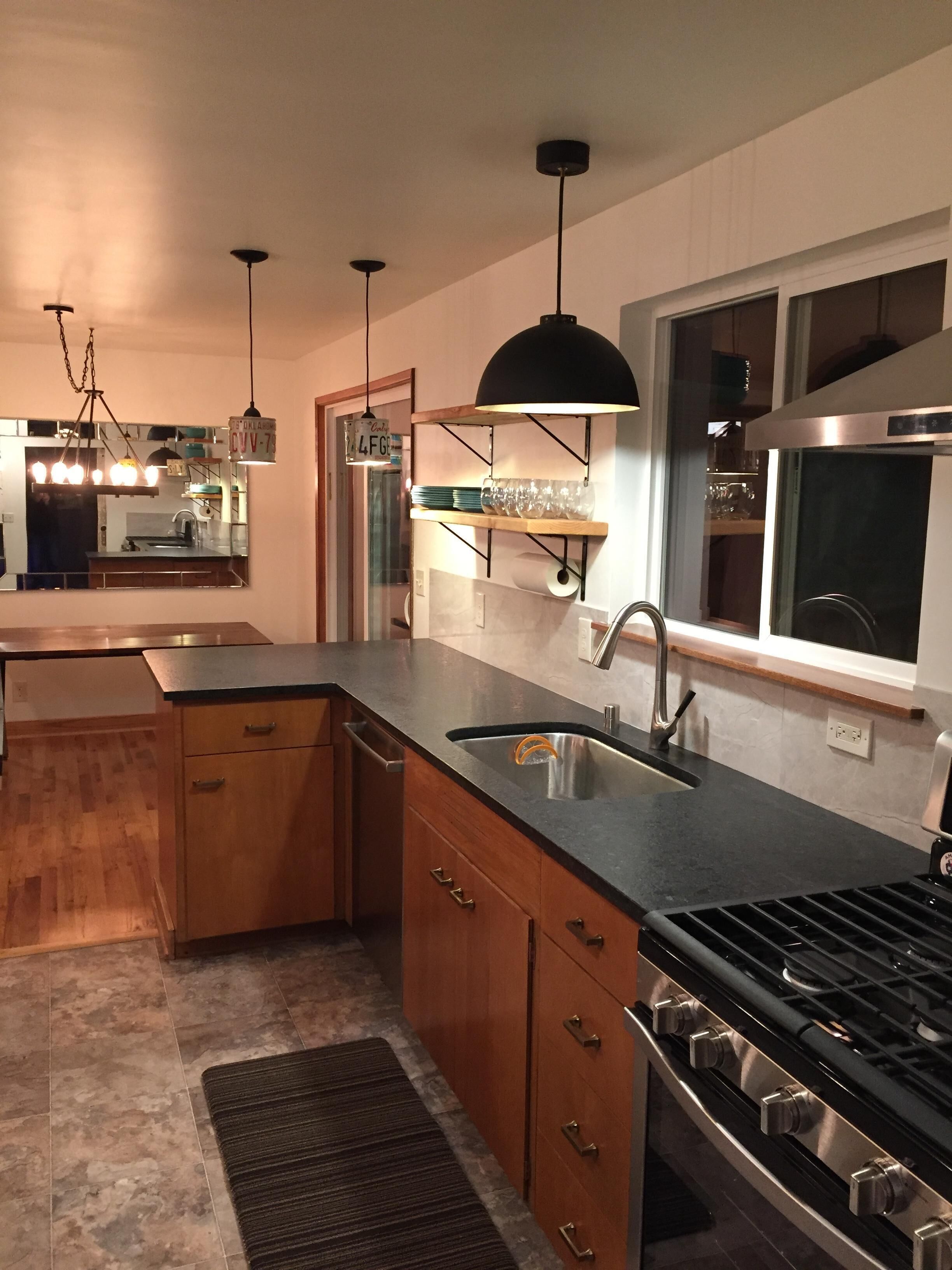 Cap Sante Modern Ranch 1/2 Block from Waterfront- Walk to Downtown- Water View