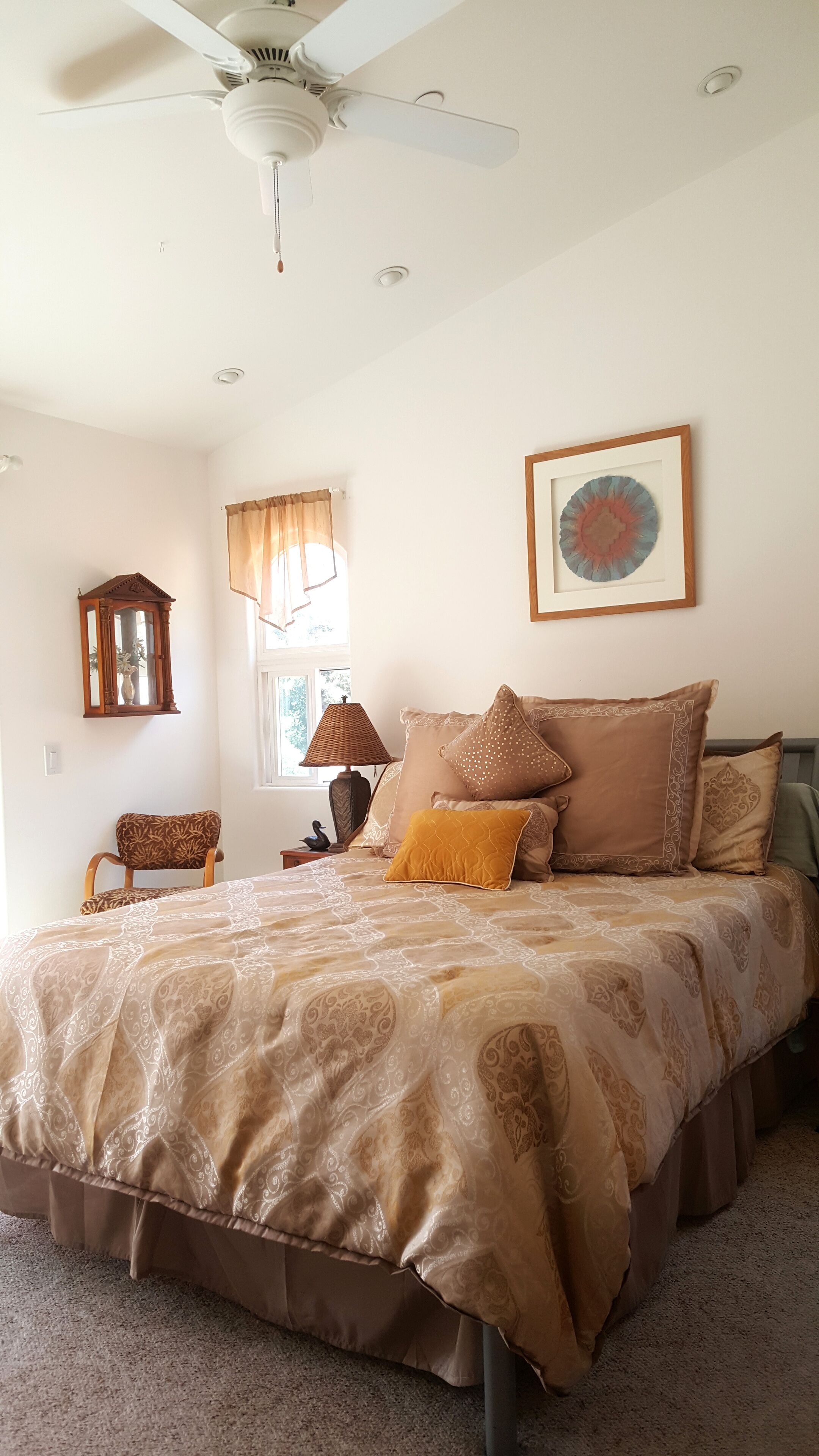 Two Beautiful Bedrooms & Private Patio with Morning Coffee & Tea Service