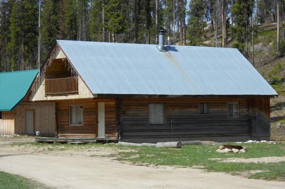 Dixie, Idaho - Log Cabin Vacation Get Away