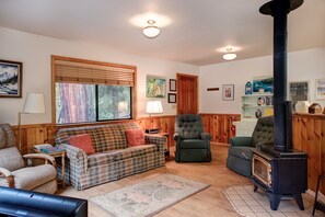 テレビ、DVD プレーヤー、書庫