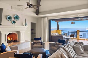 Smart TV, caminetto, lettore DVD, impianto stereo