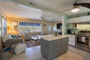 Jääkaappi, mikroaaltouuni, uuni, liesi