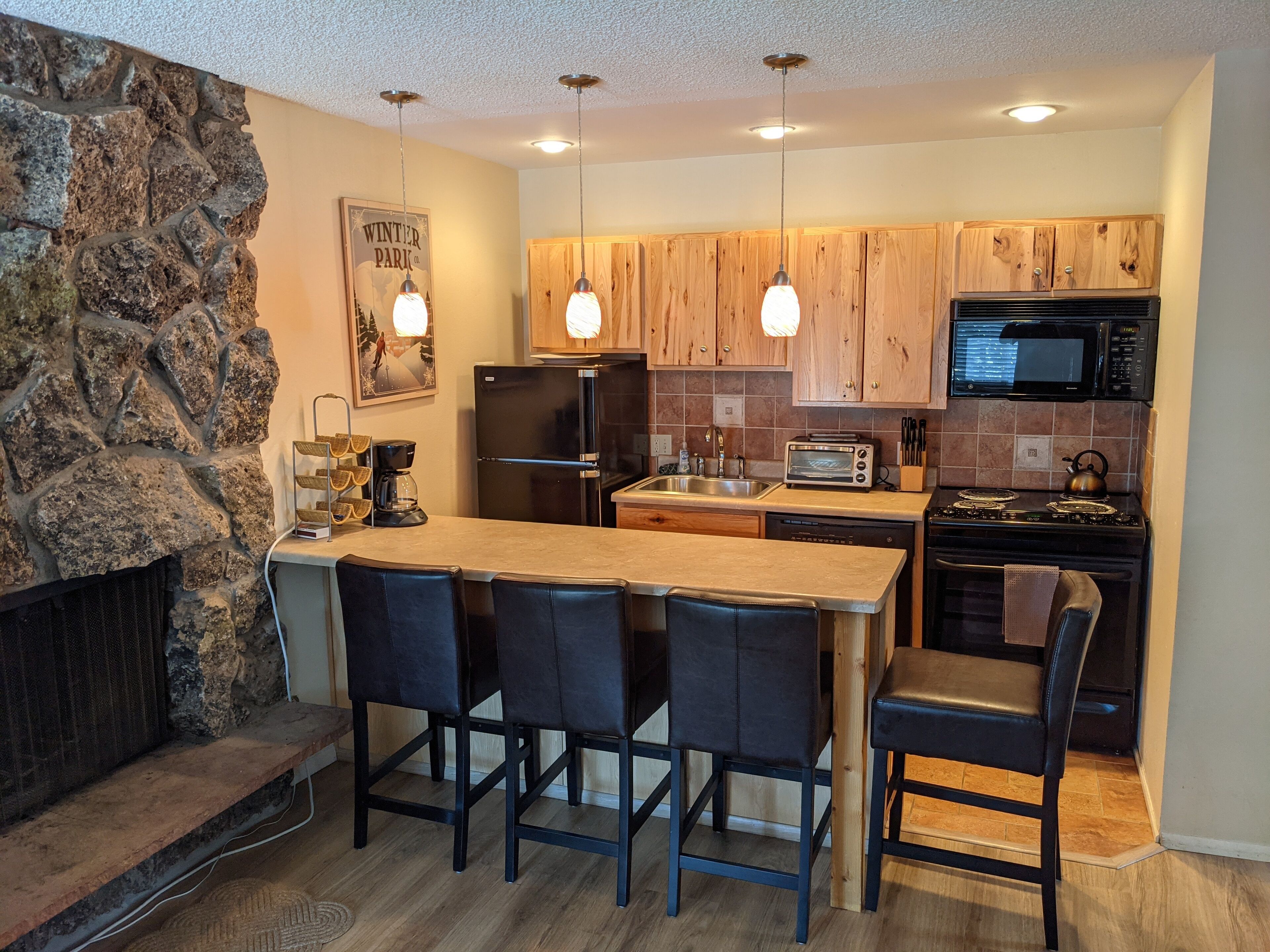 Beautiful Winter Park 2 bdrm w pool & hot tubs. Walk to town, Lift bus to slopes