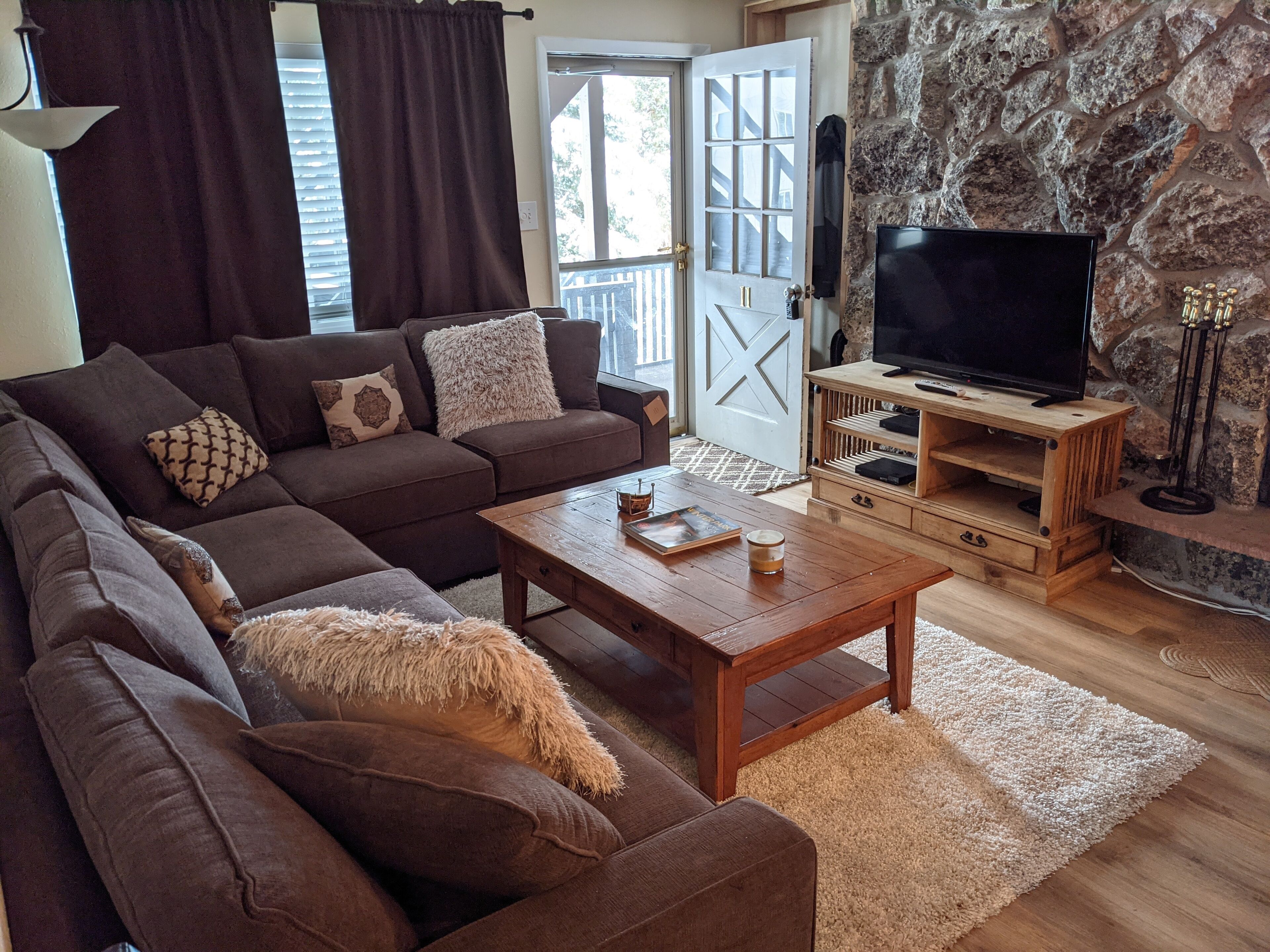 Beautiful Winter Park 2 bdrm w pool & hot tubs. Walk to town, Lift bus to slopes