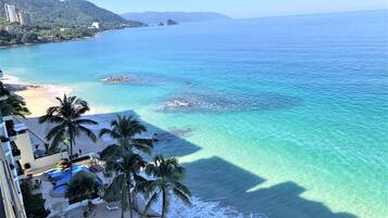 على الشاطئ، كراسي للتشمس، مناشف للشاطئ