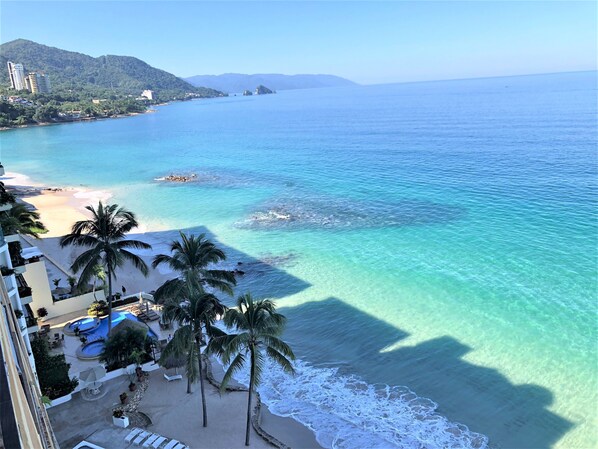 Accommodatie ligt op het strand, ligstoelen, strandlakens