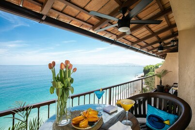 Fully Remodeled Ocean Front, Luxury PENTHOUSE Condo!
