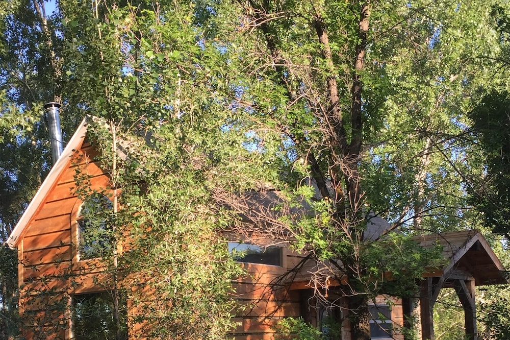 Close to Bear World , Heise Hot springs , West Yellowstone and Jackson Hole.