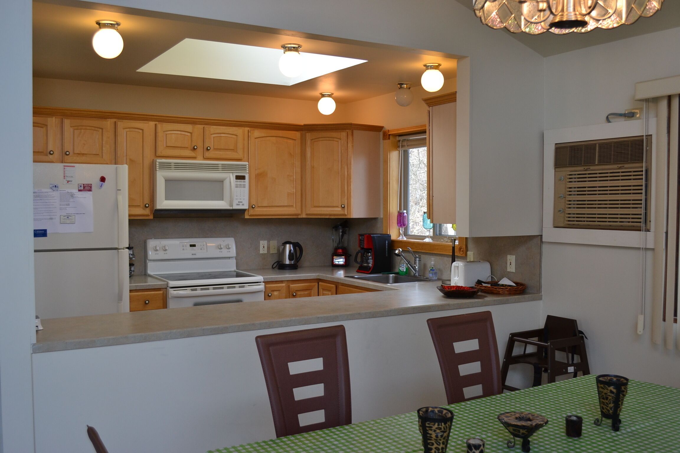 Lake Front, Fireplace, Fire Pit, Hot Tub, Pool Table, WiFi, 10 min to Ski Resort