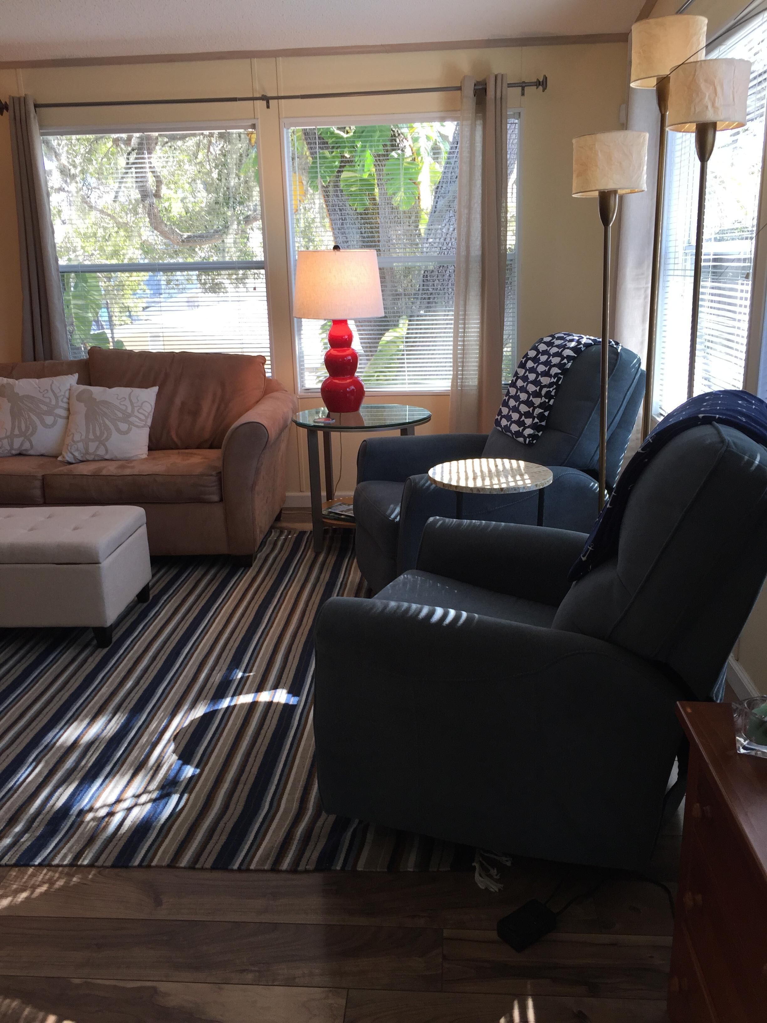 Smart TV, books, stereo