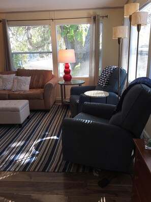 Smart-TV, bøker og stereoanlegg