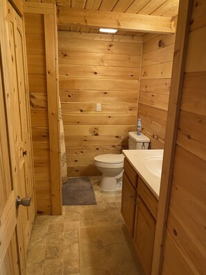 Secadora de cabello, toallas, papel de baño 