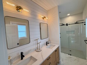 Combined shower/bathtub, hair dryer, towels