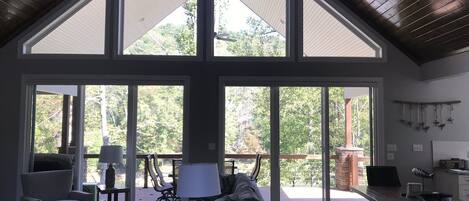 Smart-TV, peis, bøker og stereoanlegg