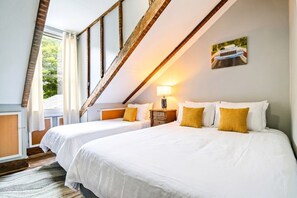 2 bedrooms, iron/ironing board, travel crib, WiFi (free)