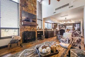 Smart TV, fireplace, DVD player, books -  Luxurious and Modern!  Nicest Townhome in Red Pine (Park City)