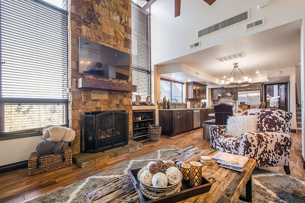 Smart TV, chimenea, reproductor de DVD y libros 