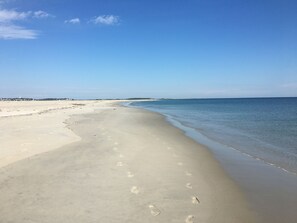 Una playa cerca, sillas reclinables de playa
