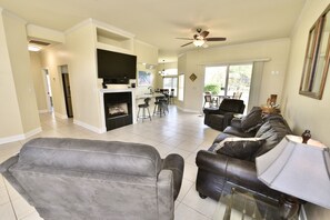 Téléviseur, foyer, lecteur de DVD, chaîne audio