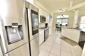 Fridge, microwave, oven, stovetop - By Wharf Amphitheater and Sportsplex on the Orange Beach golf course. (Orange Beach)