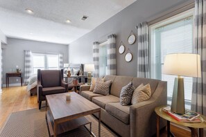 TV, fireplace, offices - Spacious Getaway Near Food and Entertainment | 7/8 (Kansas City)