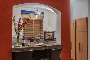 Réfrigérateur, four à micro-ondes, un four, surface de cuisson