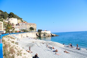 Sur la plage, chaise longue, serviettes de plage