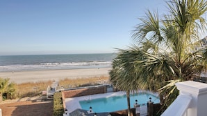 Piscina com vista para a praia e o oceano.
