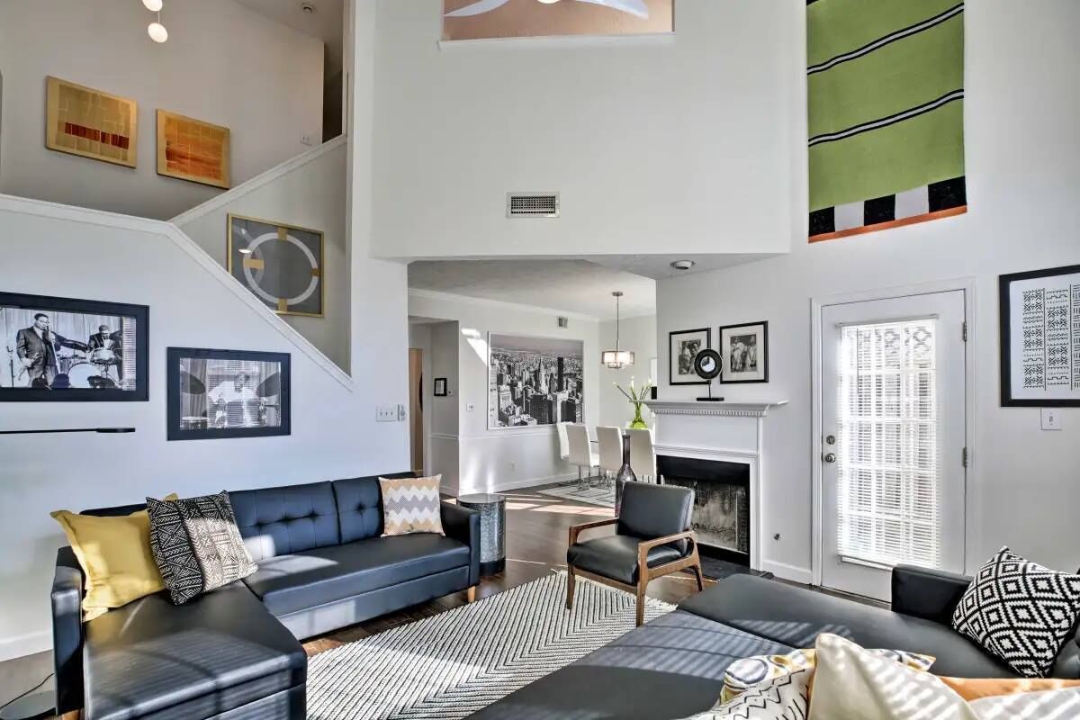 STYLISH DESIGNER DECORATED HOME PERFECT VACATION/BUSINESS TRAVEL