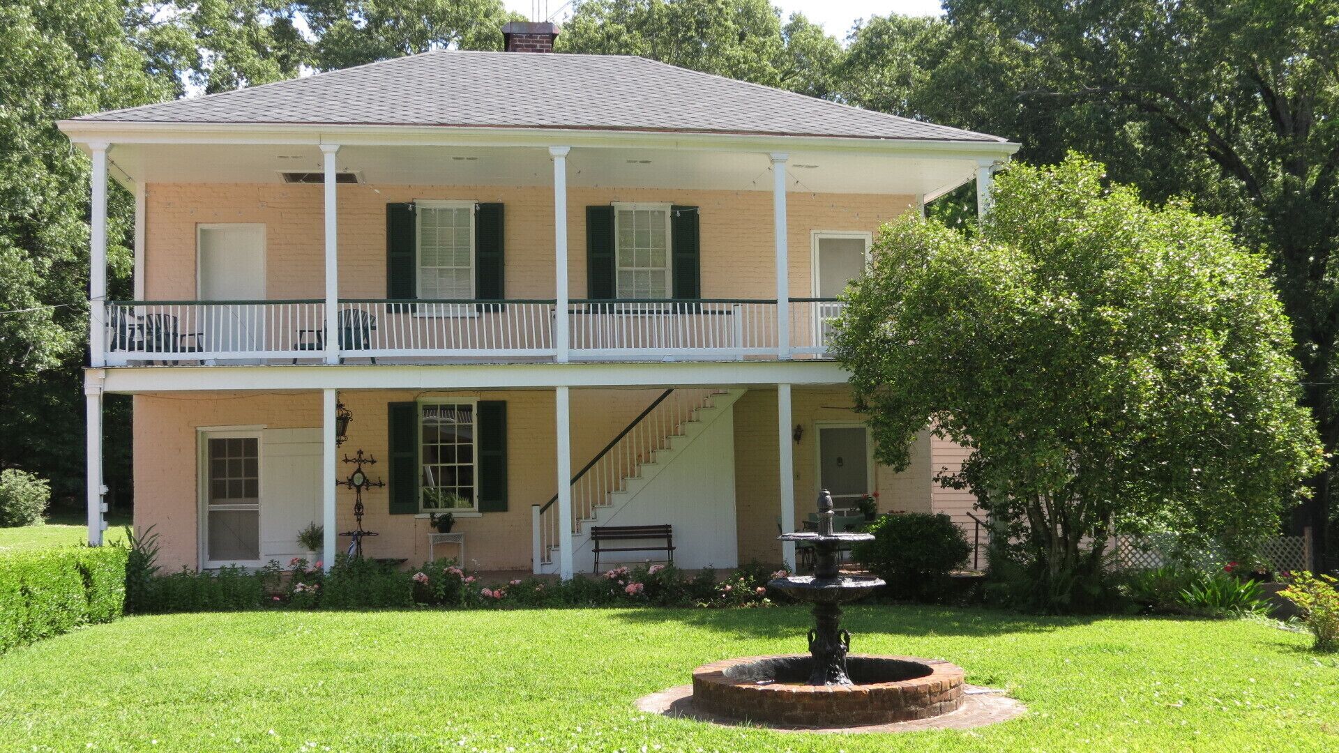 Great for a family or girlfriends getaway! 10 minutes from downtown Natchez