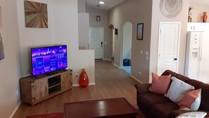 Smart TV, lettore DVD, libri, impianto stereo