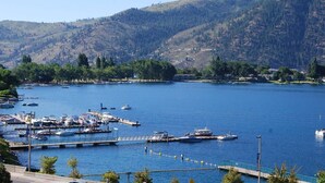 A marina with boats docked, surrounded by hills and trees. - Luxury Condo / Incredible Views Pool / Spas (Manson)
